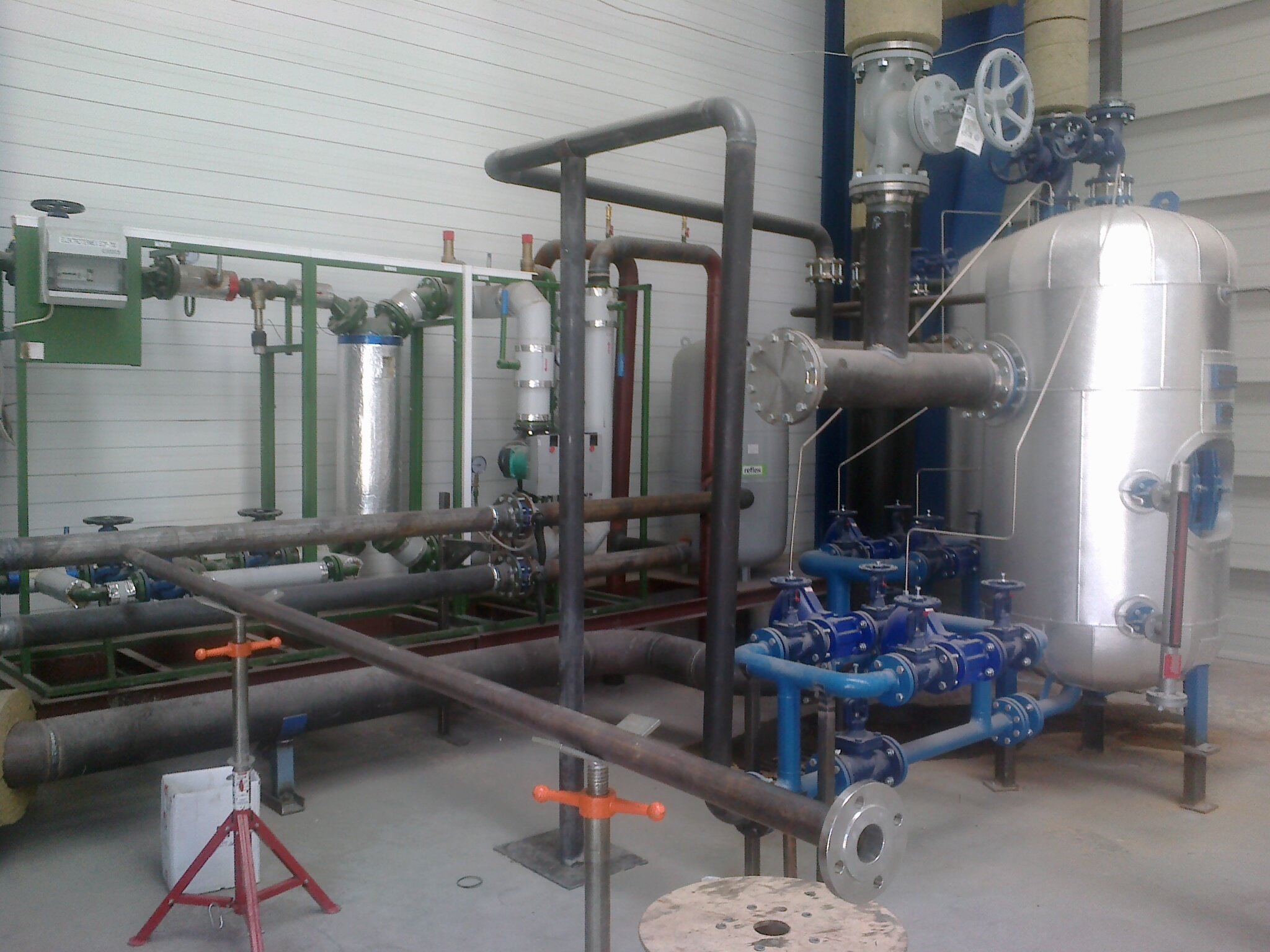 węzeł instalacji parowej w trakcie budowy