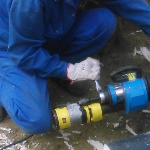 monter z ukosowarką