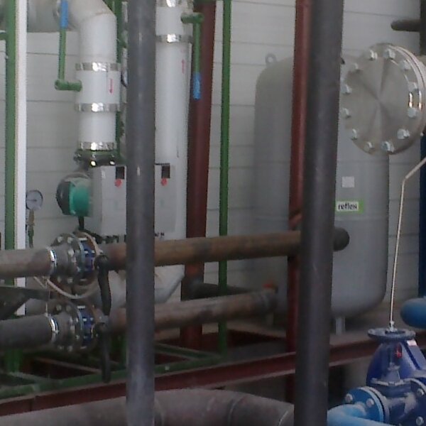 węzeł instalacji parowej w trakcie budowy